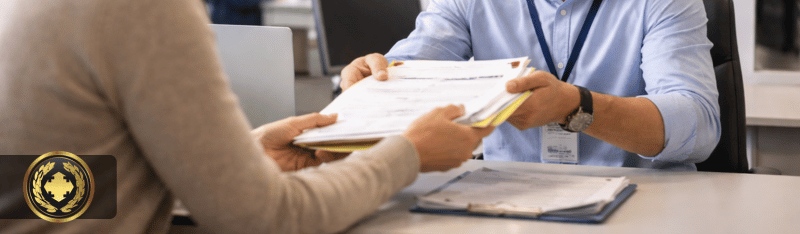 Pessoa entregando documentos para um atendente do INSS em ambiente de atendimento da Previdência Social, com logo institucional ao fundo e cenário realista de escritório público.
