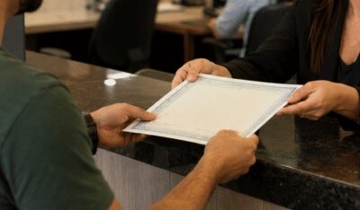 Tem que colocar o nome dos filhos na certidão de óbito? É obrigatório?